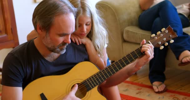 Fadern Spelar Gitarr Med Sin Dotter Vardagsrummet Hem — Stockvideo