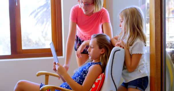 Irmãos Usando Tablet Digital Sala Estar Casa — Vídeo de Stock