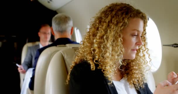 Hermosa Mujer Negocios Utilizando Teléfono Móvil Jet Privado — Vídeos de Stock