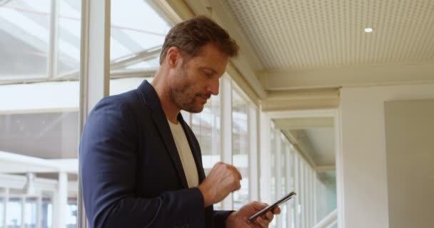 Chytrý Podnikatel Používat Mobilní Telefon Kanceláři — Stock video