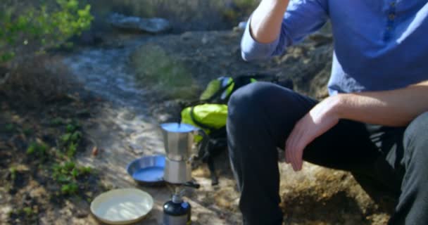 Hombre Excursionista Tomando Café Campo Día Soleado — Vídeo de stock