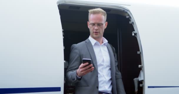 Умный Бизнесмен Разговаривает Мобильному Телефону Выходе Частного Самолета — стоковое видео