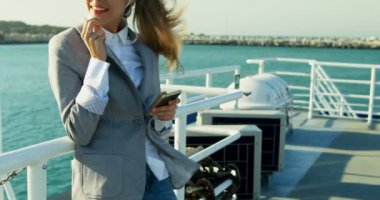 Güzel kadın cep telefonunda feribot 4 k seyahat ederken söz