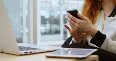 Genç kadın yönetici cep telefonu kullanma office 4 k