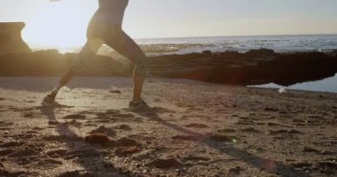 Arkadan Görünüş Engelli kadının Beach'te 4 k egzersiz