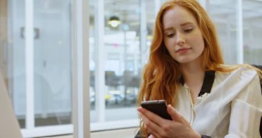 Genç kadın yönetici cep telefonu kullanma office 4 k