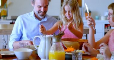 Aile ev 4 k mutfakta salata hazırlama