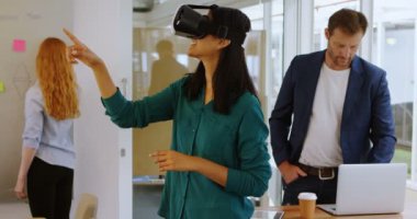 Genç kadın executive office 4 k dijital tablet kullanma