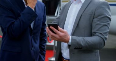 Cep telefonu terminal 4 k tartışırken iş adamları