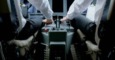 Arkadan Görünüş iki erkek pilotlar özel jet 4 k almaya hazır
