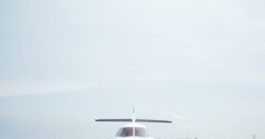 Güneşli bir günde 4k terminalinde özel jet