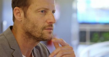 Akıllı işadamı laptop kullanma office 4 k