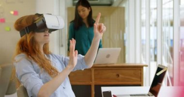 Kadın yönetici sanal gerçeklik kulaklık kullanma office 4 k