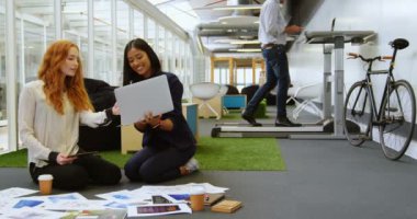 Kadın Yöneticiler office 4 k içinde laptop üzerinde tartışıyor