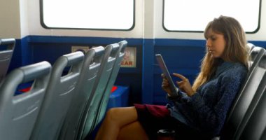 Genç kadın feribot 4 k seyahat ederken dijital tablet kullanma