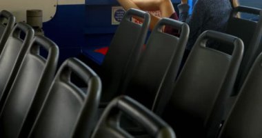 Genç kadın cep telefonunda feribot 4 k seyahat ederken söz