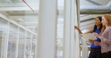 Kadın Yöneticiler üzerinde tartışırken belgeler Office 4 k grafik
