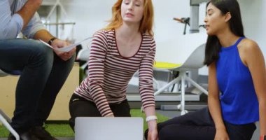Office 4 k belgeleriniz üzerinde tartışırken iş arkadaşları