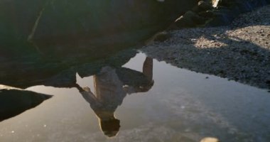 Engelli Kadın rock Beach 4k üzerinde rahatlatıcı