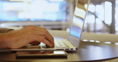 Dizüstü bilgisayar kullanma office 4 k işadamı orta bölümünde