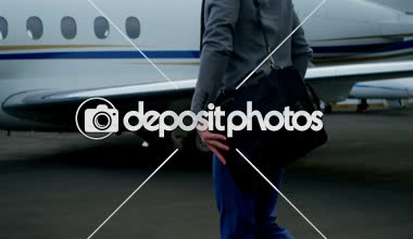 Bir kaçak 4 k özel jet doğru yürüyüş işadamı