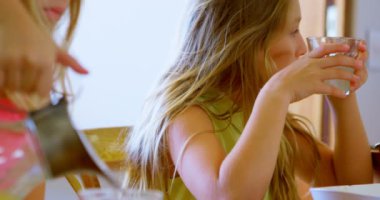 Kız dökülen suyu içine bölümünü Orta evde 4 k cam