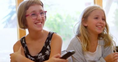 Ev 4 k oturma odasında televizyon izlerken kardeşler