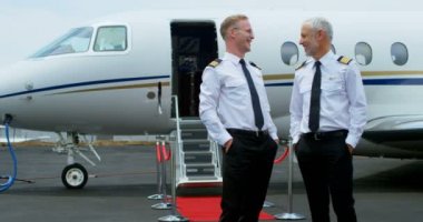 İki erkek pilot piste 4 k birbirleri ile etkileşim