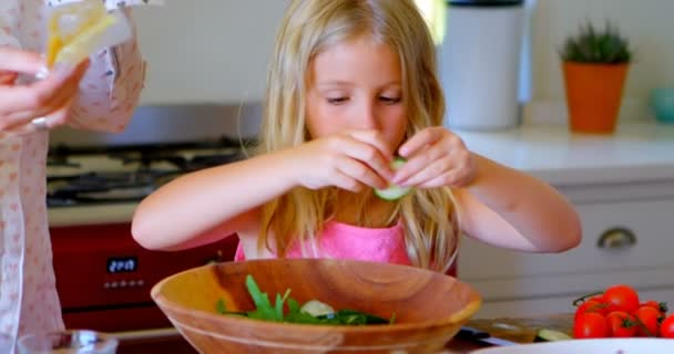 Menina Preparando Salada Cozinha Casa — Vídeo de Stock