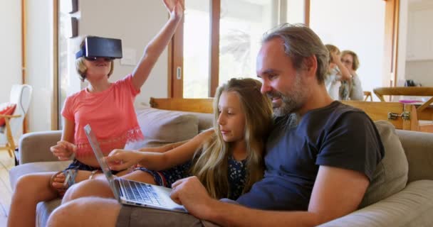 父亲和女儿在家里 在客厅里使用笔记本电脑 — 图库视频影像