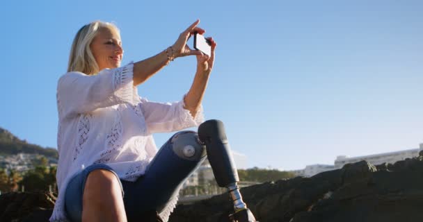 Niepełnosprawnych Kobieta Klikając Zdjęcie Telefonu Komórkowego Plaży — Wideo stockowe