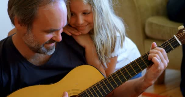 Батько Грає Гітарі Своєю Дочкою Вітальні Вдома — стокове відео