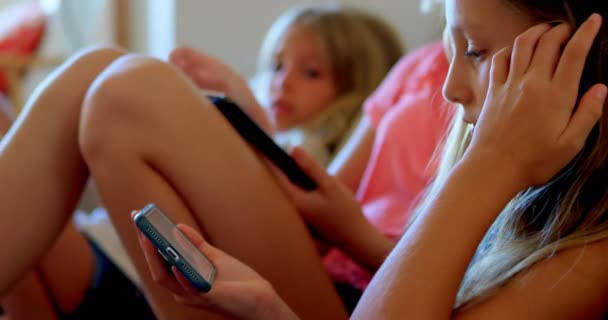 Testvérek Használ Mozgatható Telefon Digitális Tábla Ban Élő Szoba Otthon — Stock videók