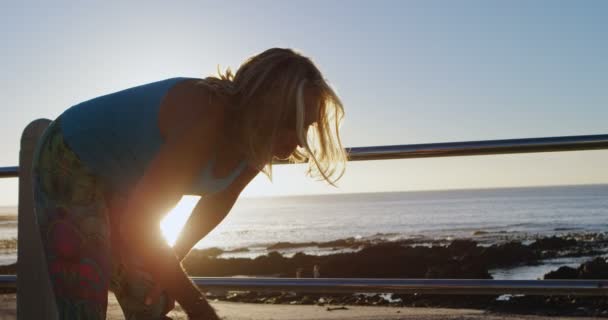 Mulher Com Deficiência Cansou Enquanto Jogging Praia — Vídeo de Stock