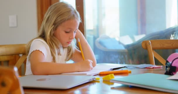 Aufmerksames Mädchen Macht Ihre Hausaufgaben Hause — Stockvideo