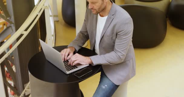 Akıllı Işadamı Laptop Kullanma Office — Stok video