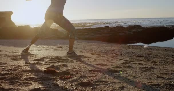 Vista Trasera Mujer Discapacitada Haciendo Ejercicio Playa — Vídeo de stock