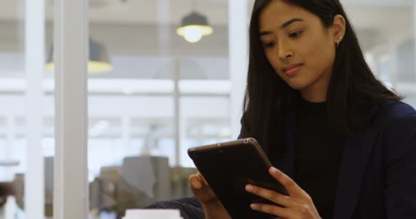 Jovem Empresária Usando Tablet Digital Escritório — Vídeo de Stock