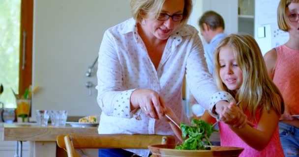 Familia Preparando Ensalada Cocina Casa — Vídeo de stock