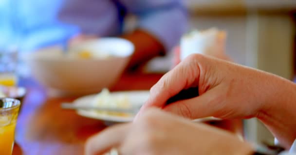 Famille Petit Déjeuner Dans Cuisine Maison — Video