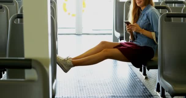 Jovem Mulher Usando Telefone Celular Enquanto Viaja Ferry — Vídeo de Stock