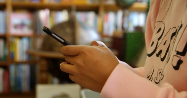Χαμογελώντας Εφηβικό Κορίτσι Χρησιμοποιώντας Ψηφιακό Tablet Στη Βιβλιοθήκη — Αρχείο Βίντεο