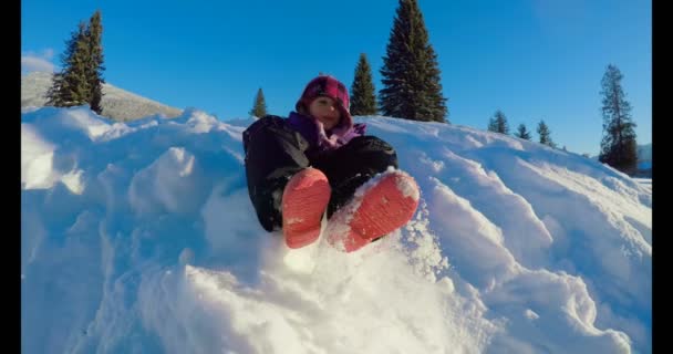 Kind Spelen Sneeuw Winter Een Zonnige Dag — Stockvideo