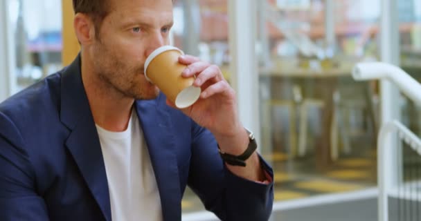 Kahve Ofiste Olan Akıllı Adamı — Stok video