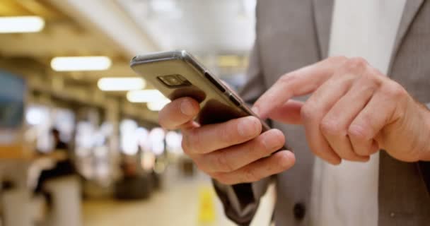 Seção Média Homem Negócios Usando Telefone Celular Escritório — Vídeo de Stock