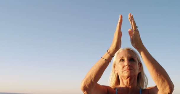 Handikappad Kvinna Utför Yoga Stranden Solig Dag — Stockvideo