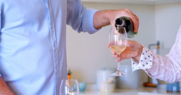 Серединна Частина Людини Висипає Шампанське Склянку Вдома — стокове відео