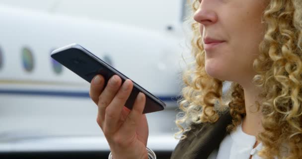 Hermosa Mujer Negocios Hablando Teléfono Móvil Terminal — Vídeos de Stock