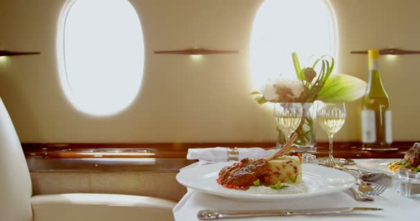Їжа Напої Подаються Столі Приватному Літаку — стокове відео