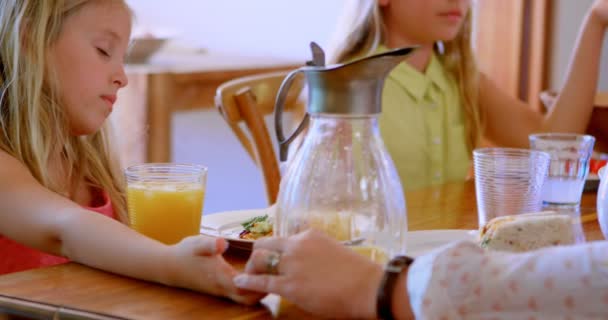 Rodzina Razem Modląc Się Przed Jedzą Śniadanie Kuchni Domu — Wideo stockowe